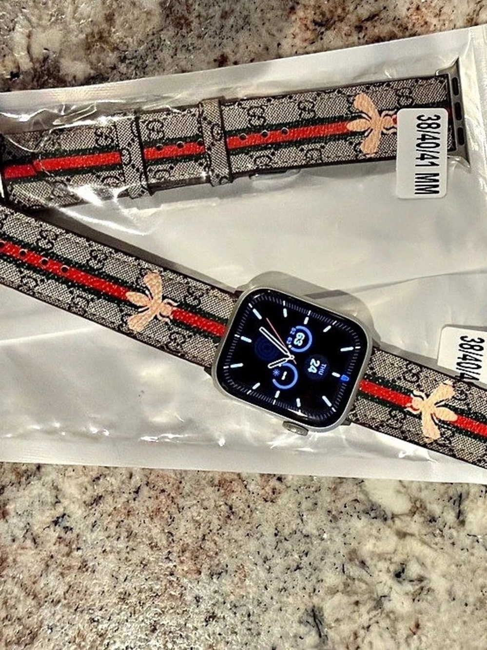 Gucci Smartwatch with Two Straps in Brown & Red
